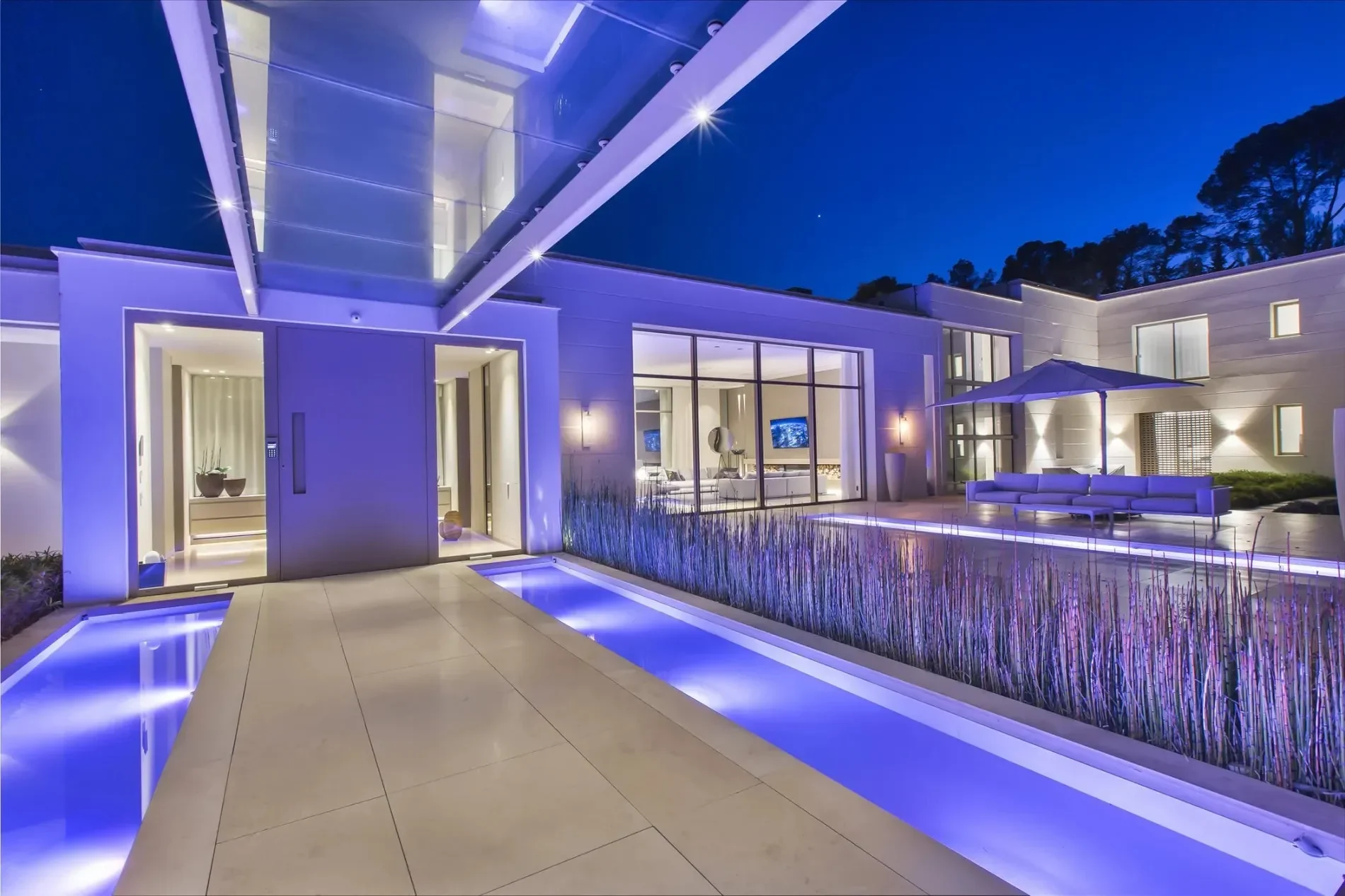 Exterior photo 2