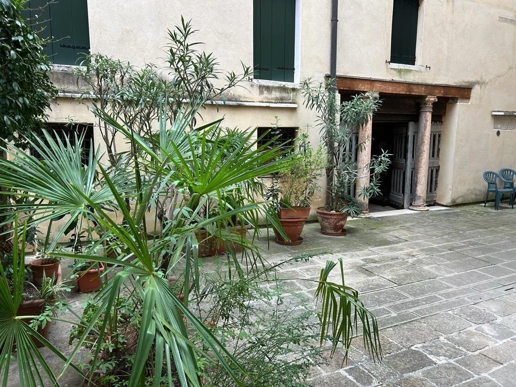 Exterior photo 2