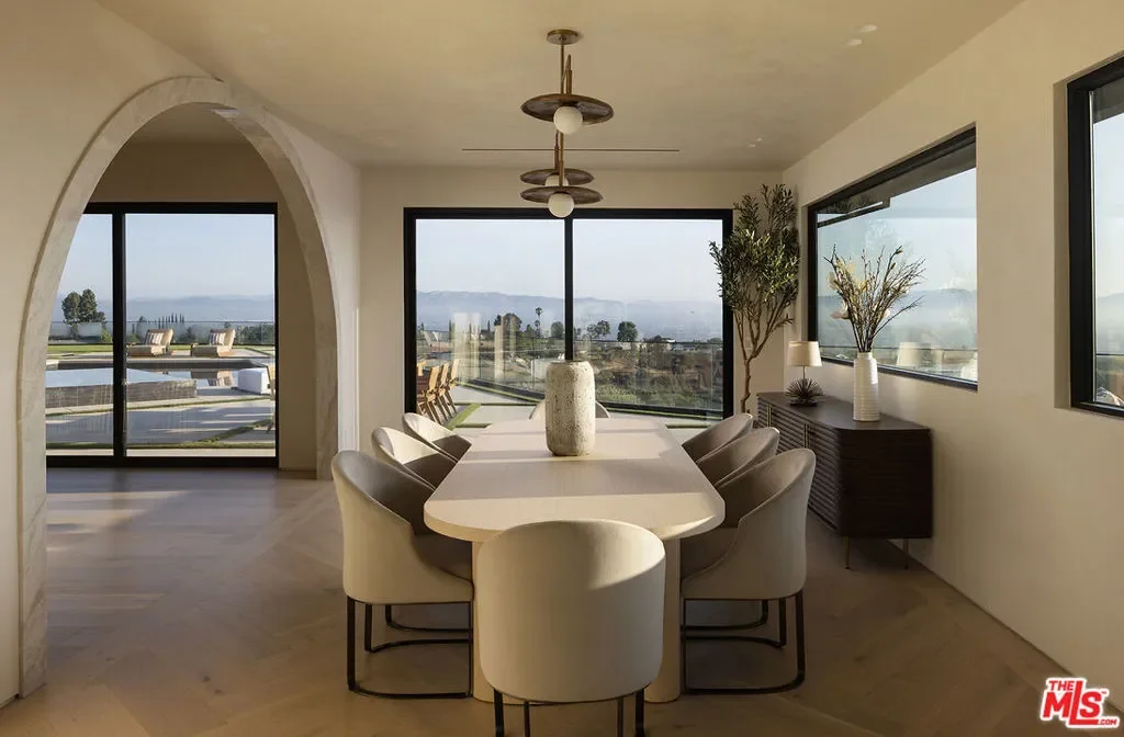 16401 Mulholland Drive, Los Angeles, California, United States. - Photo 36