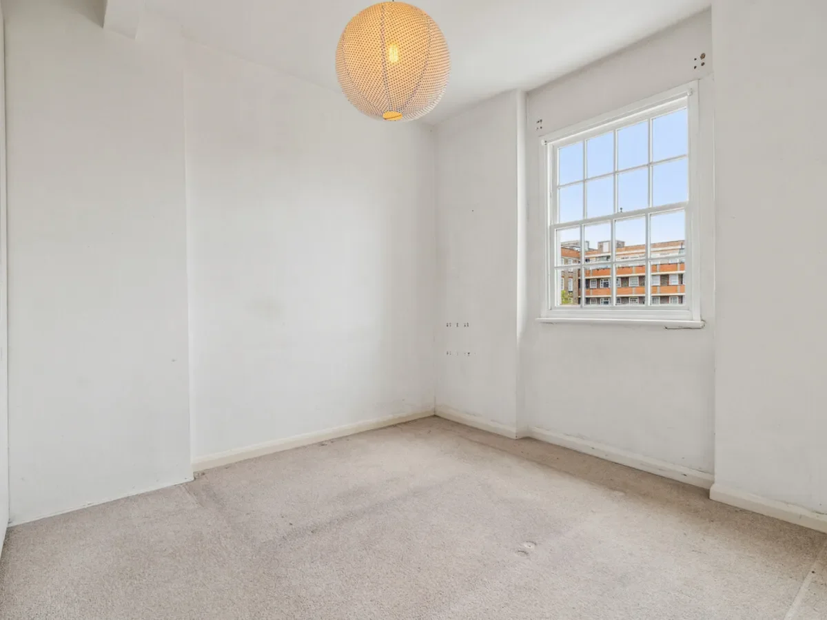 A chain free, two bedroom fourth floor apartment, with lift, in the Heart of Pimlico.