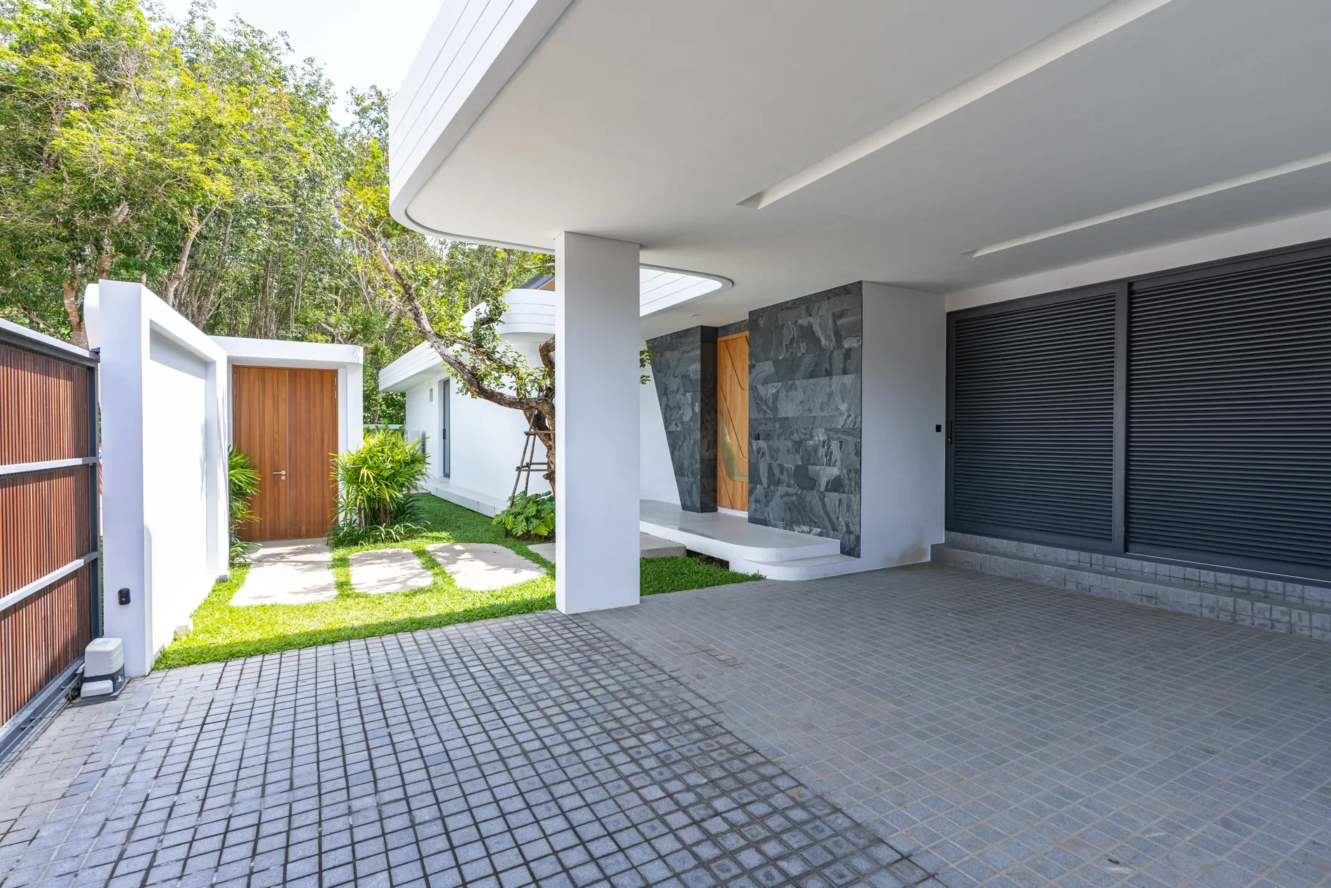 Exterior photo 4