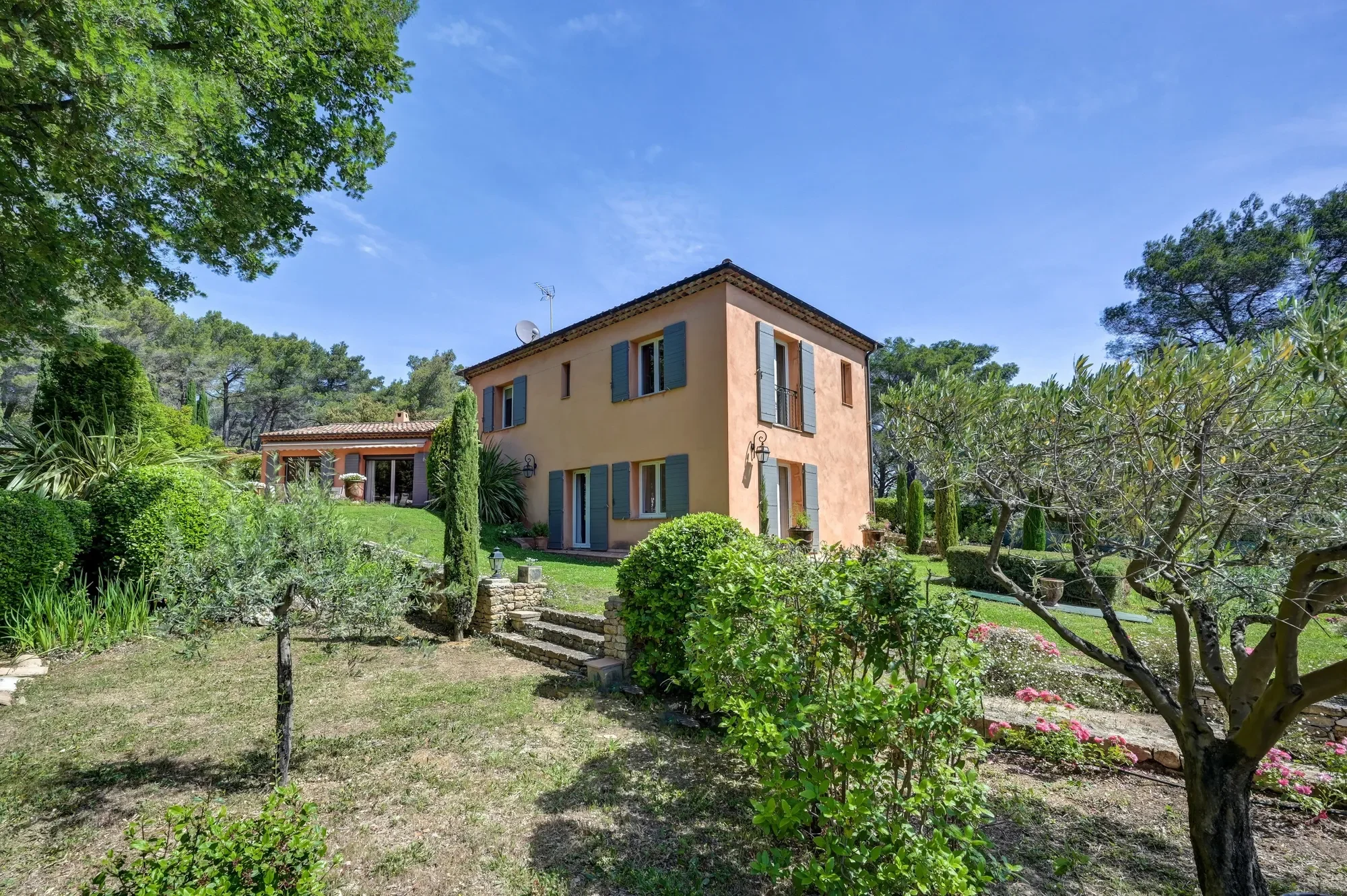 Exterior photo 7