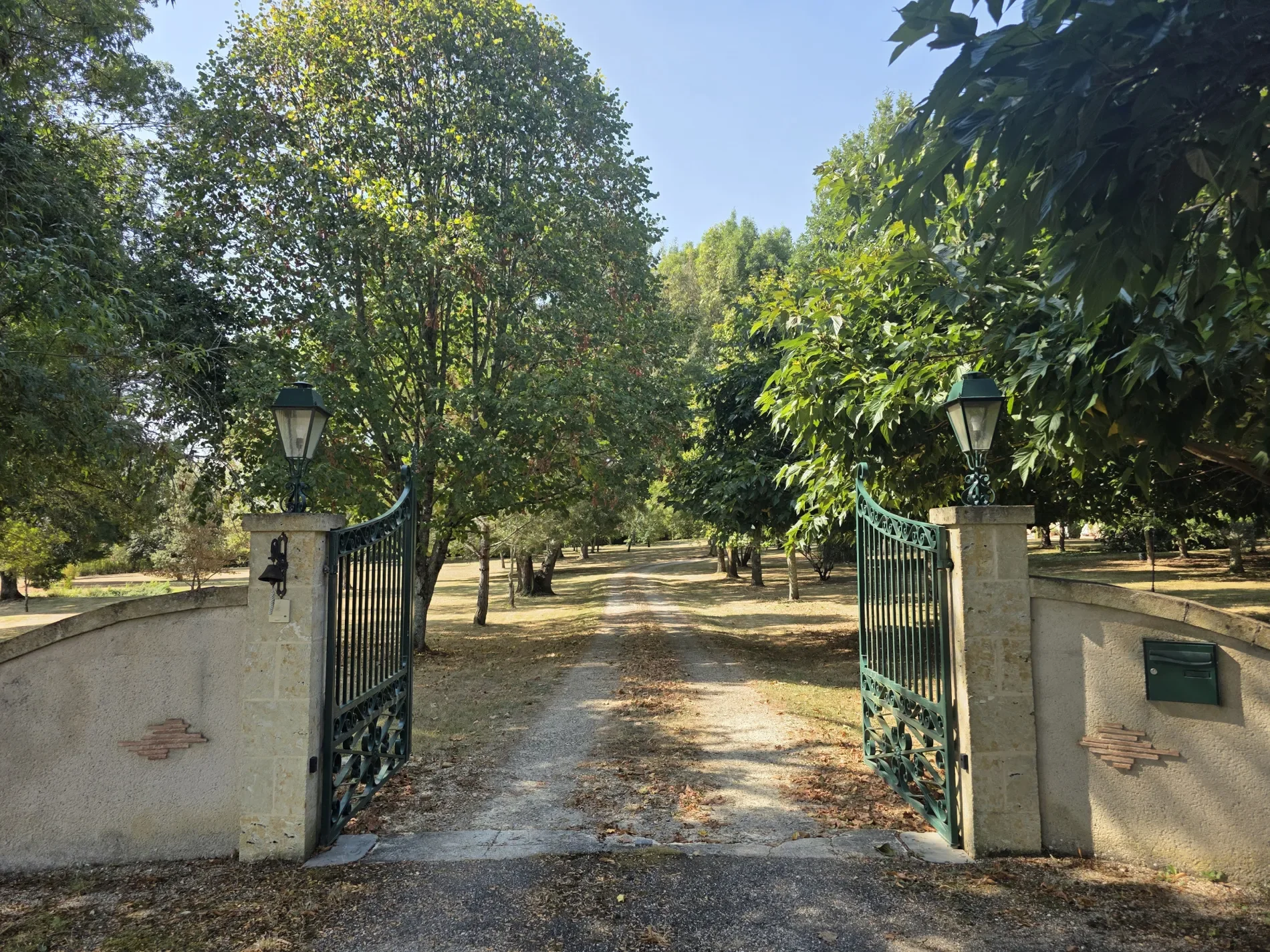 Larroque-sur-l'Osse, Occitanie, France. - Photo 8