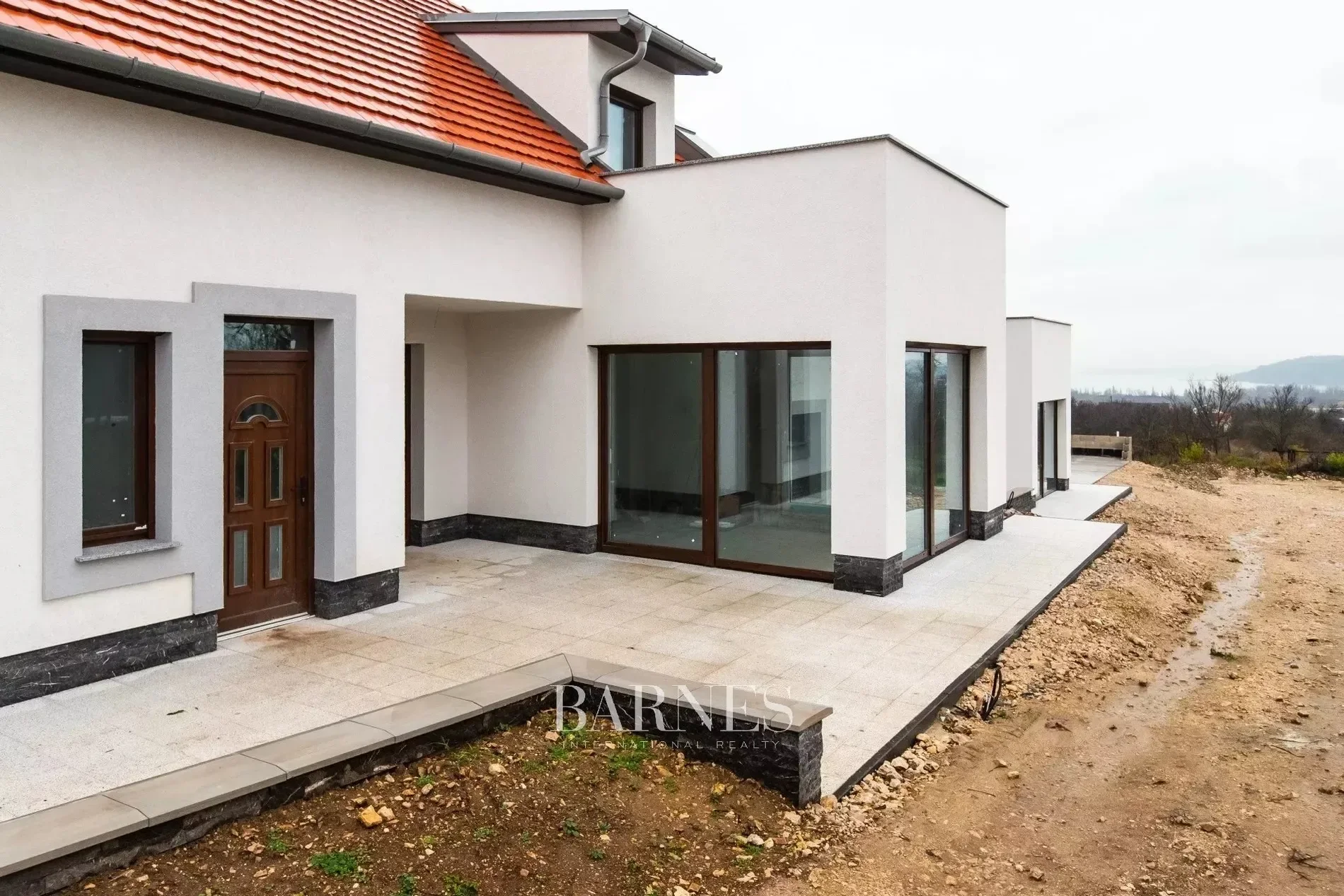 Exterior photo 4
