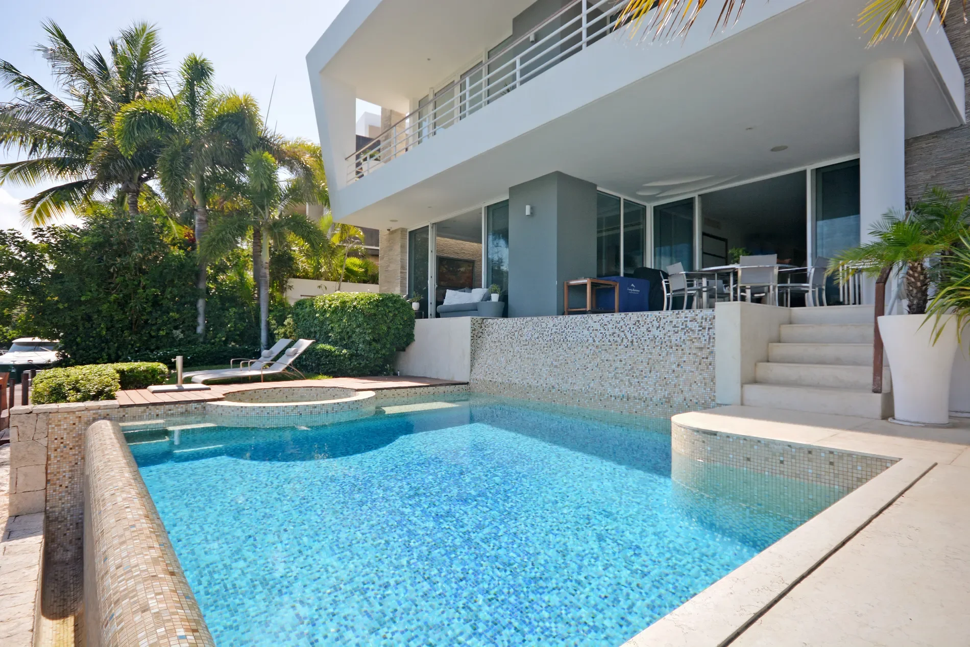 Exterior photo 8