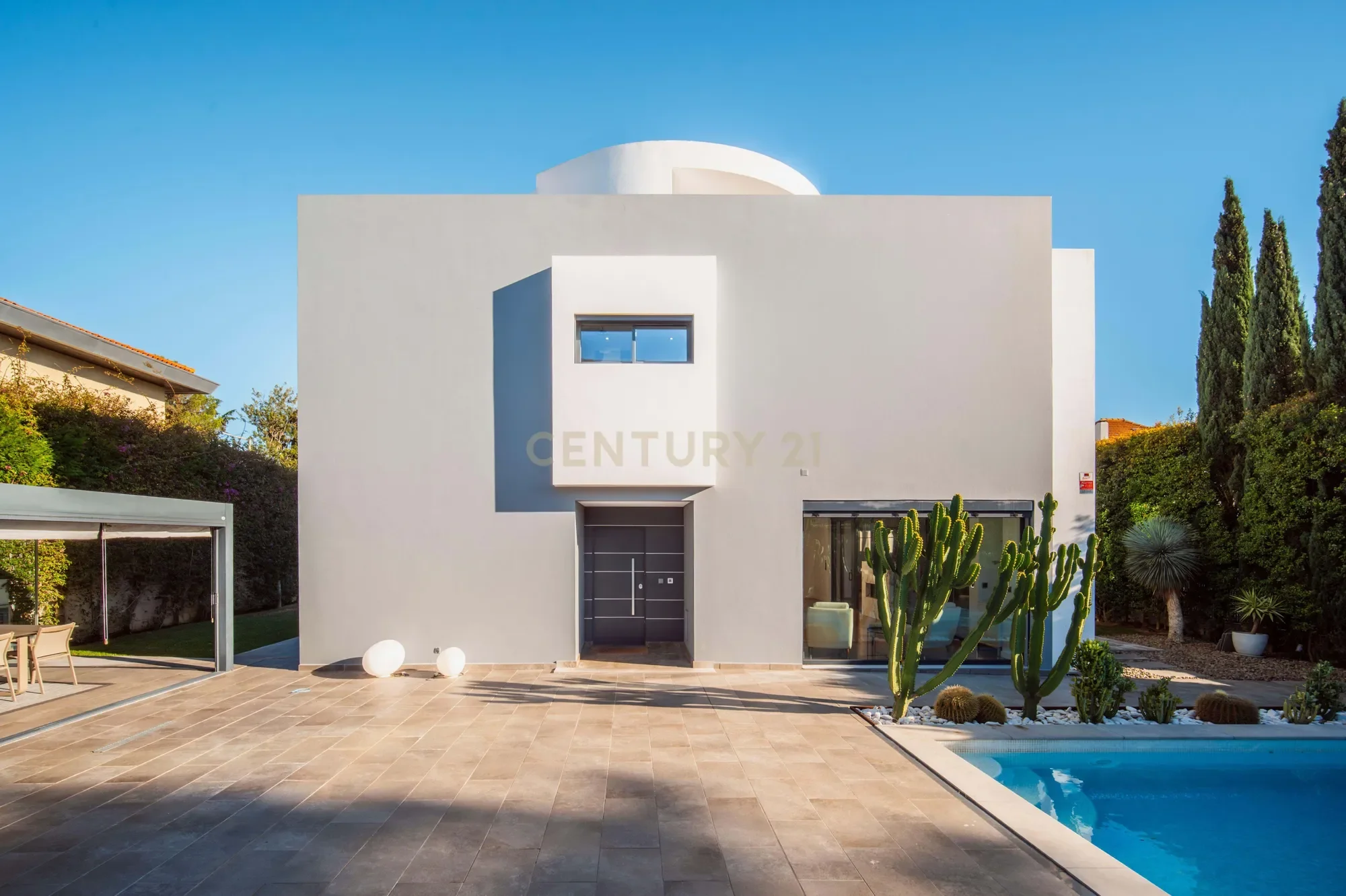 Exterior photo 4