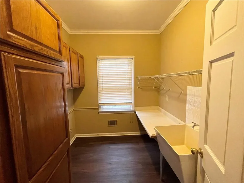 Single Family Residence in Alpharetta
