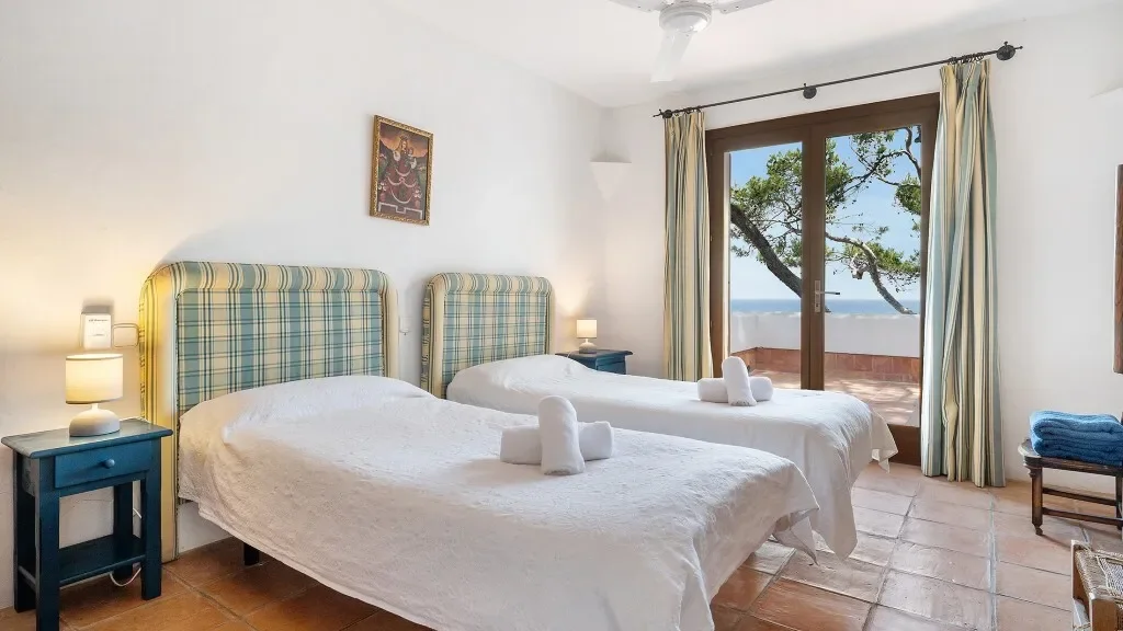 Beautiful villa first line to the sea for sale in Cala d'Or, Majorca