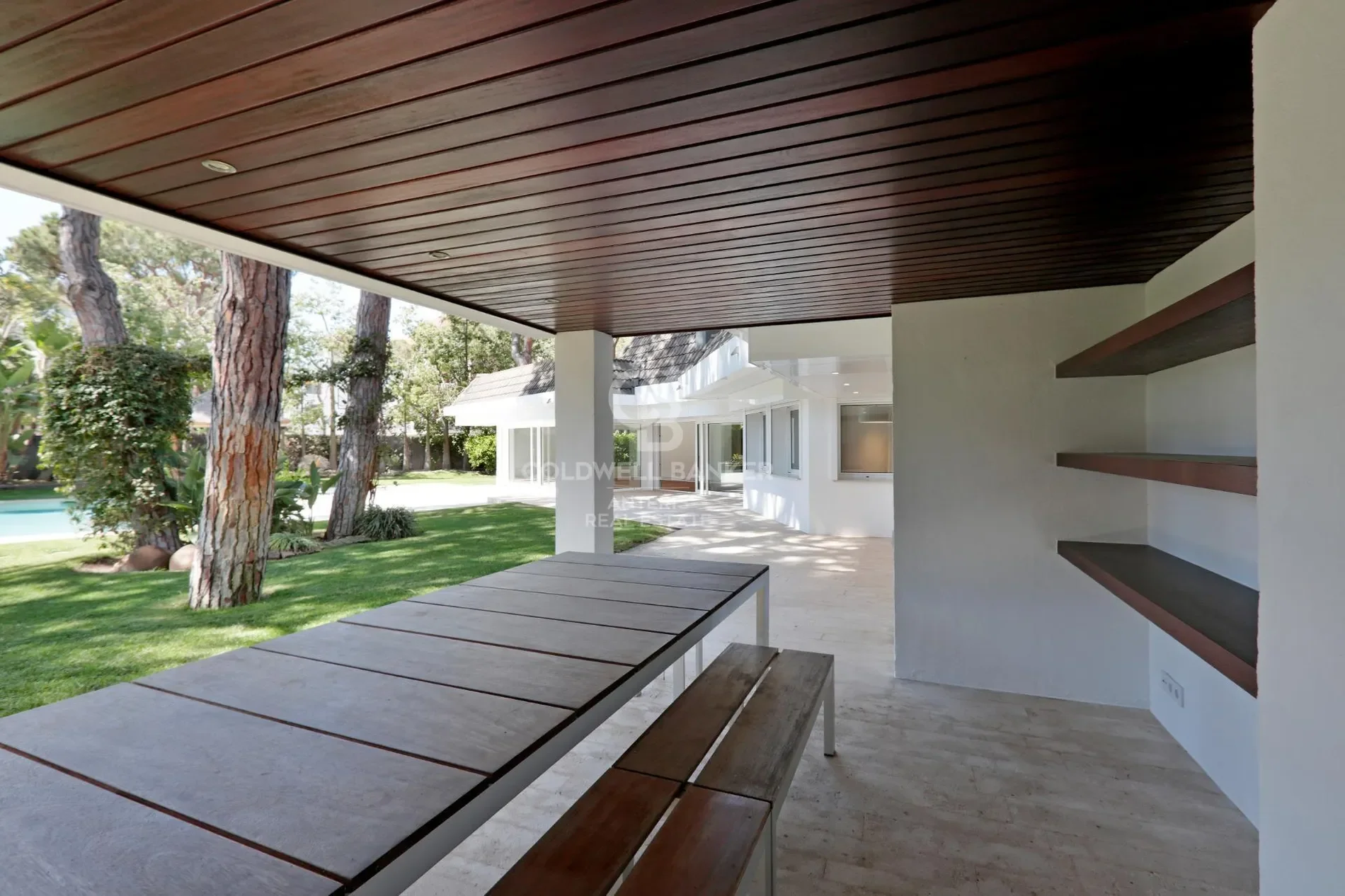 Exterior photo 6