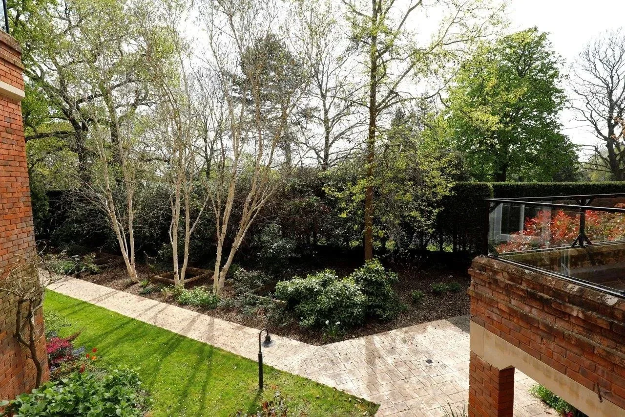 Exterior photo 6