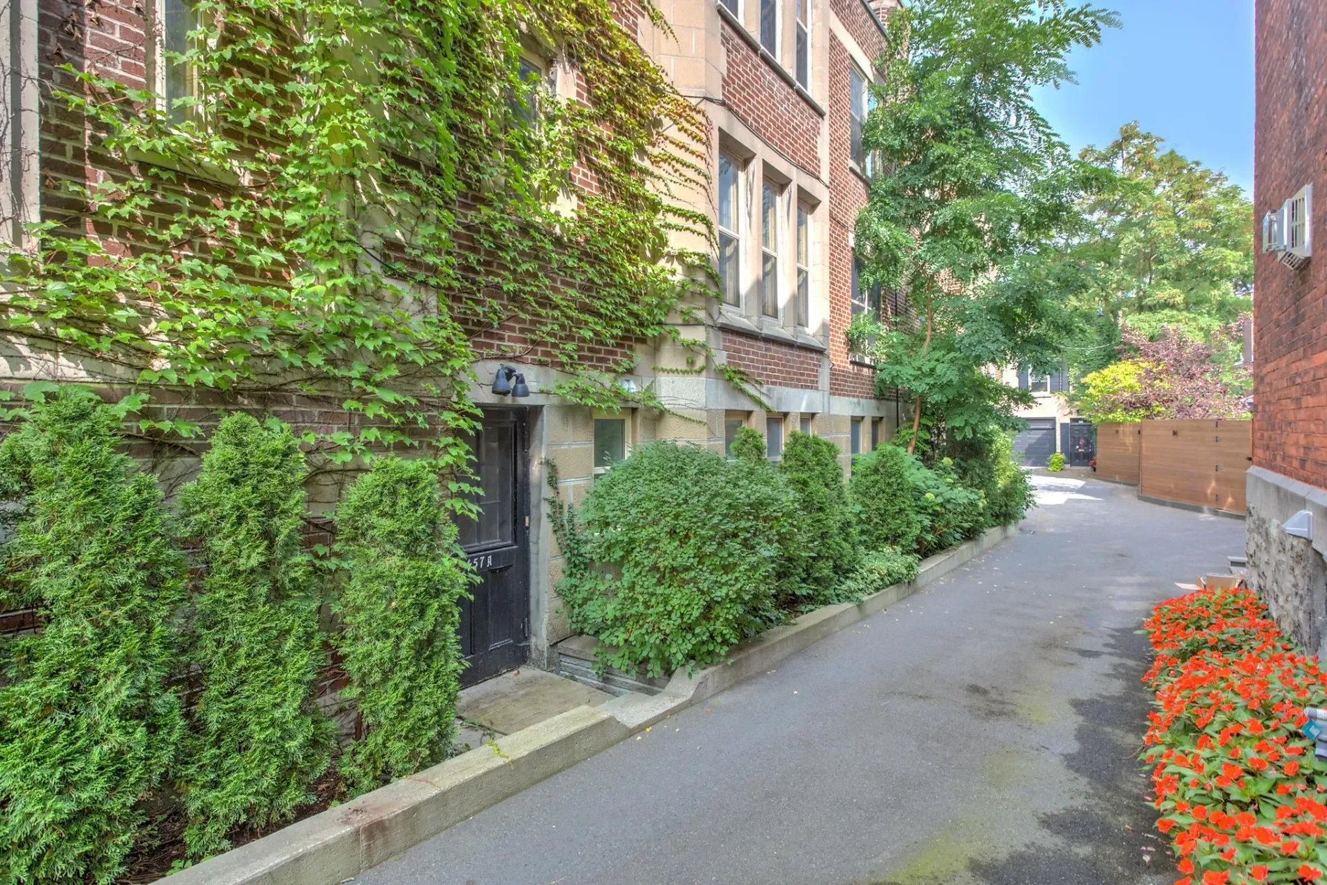 Exterior photo 1