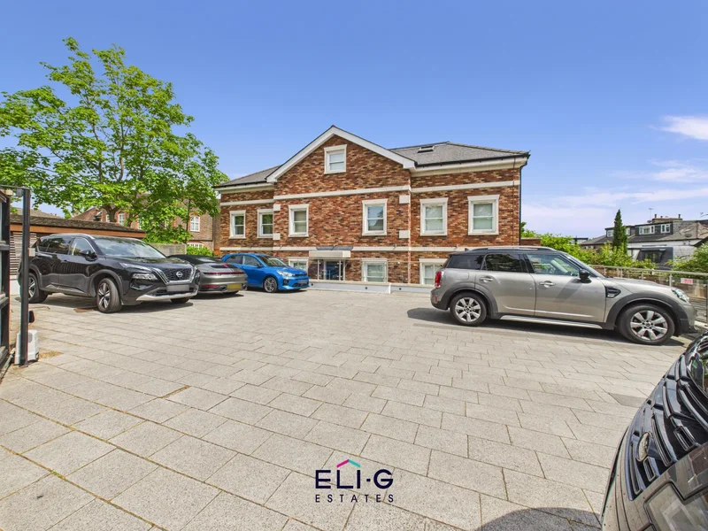 Luxury three bedroom purpose built apartment with direct access private garden