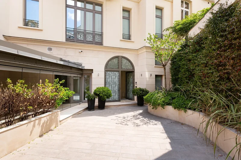 PARIS, J 75116, Paris, Île-de-France, France. - Photo 5