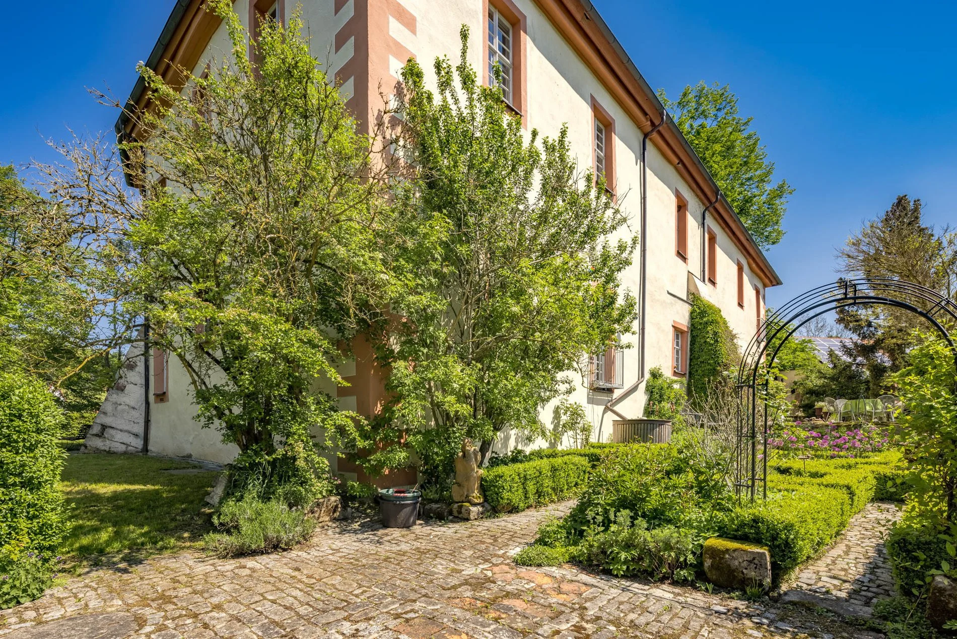 Exterior photo 3