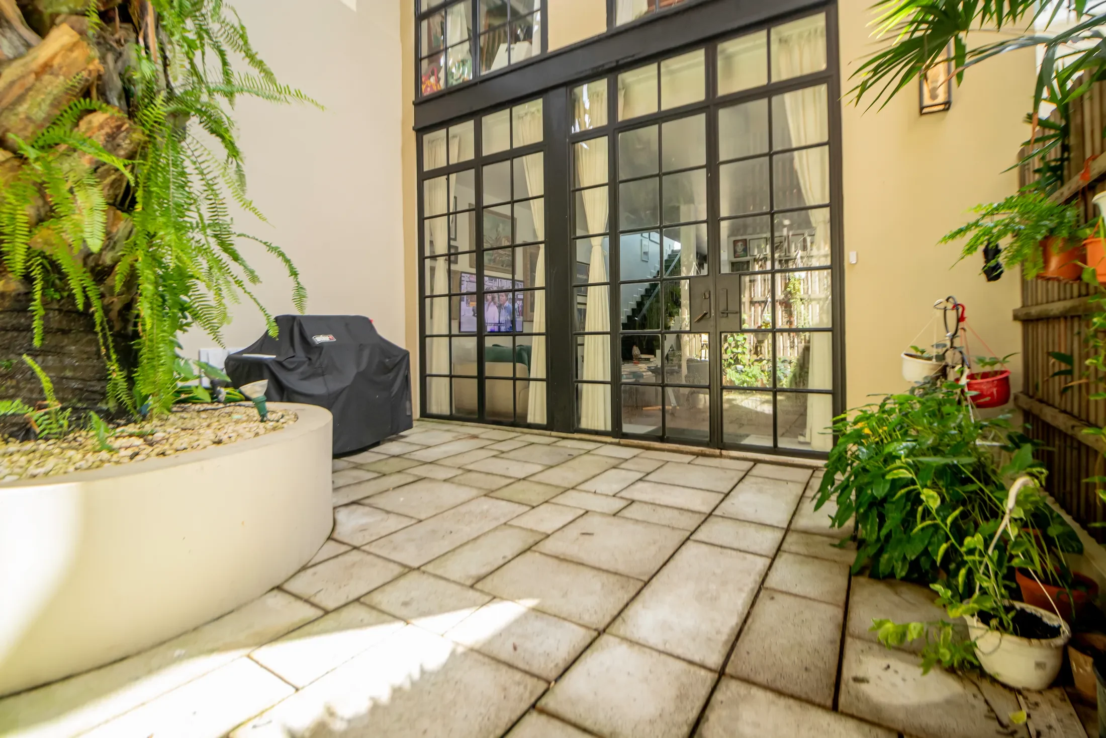 Exterior photo 5