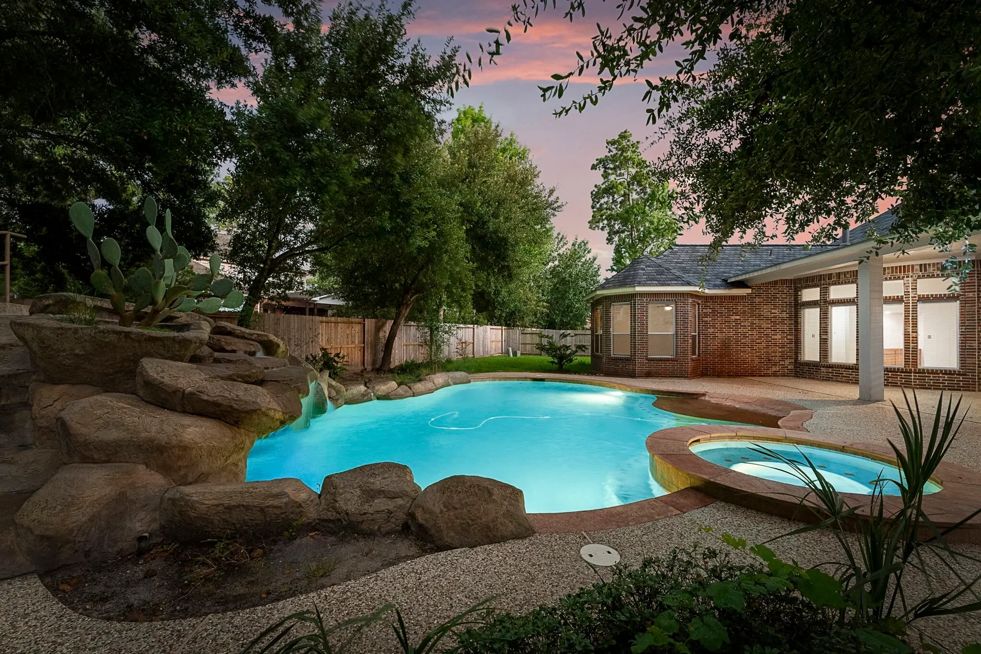 6 Hithervale Court, The Woodlands, TX 77382, The Woodlands, Texas, United States. - Hero Image