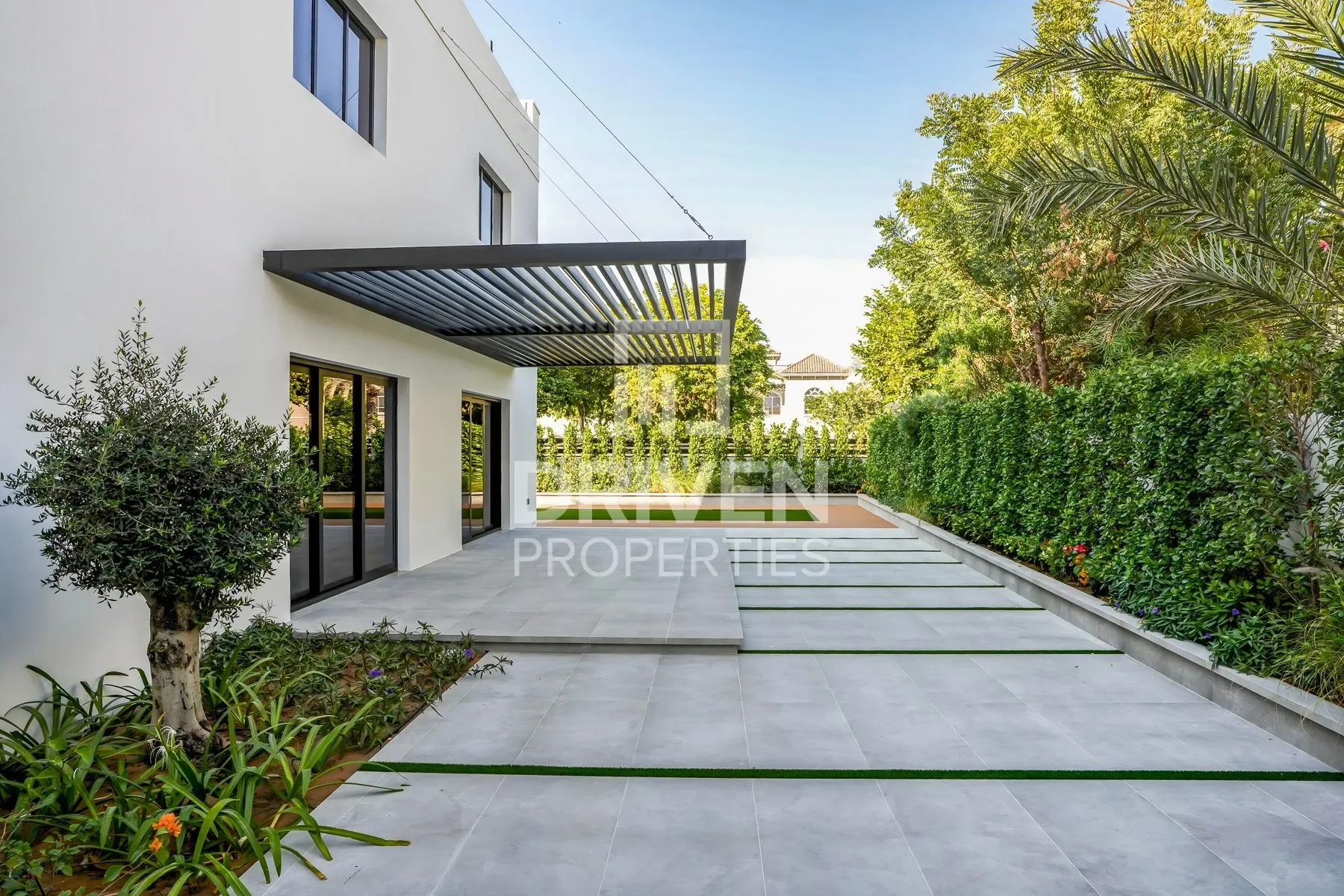 Exterior photo 5