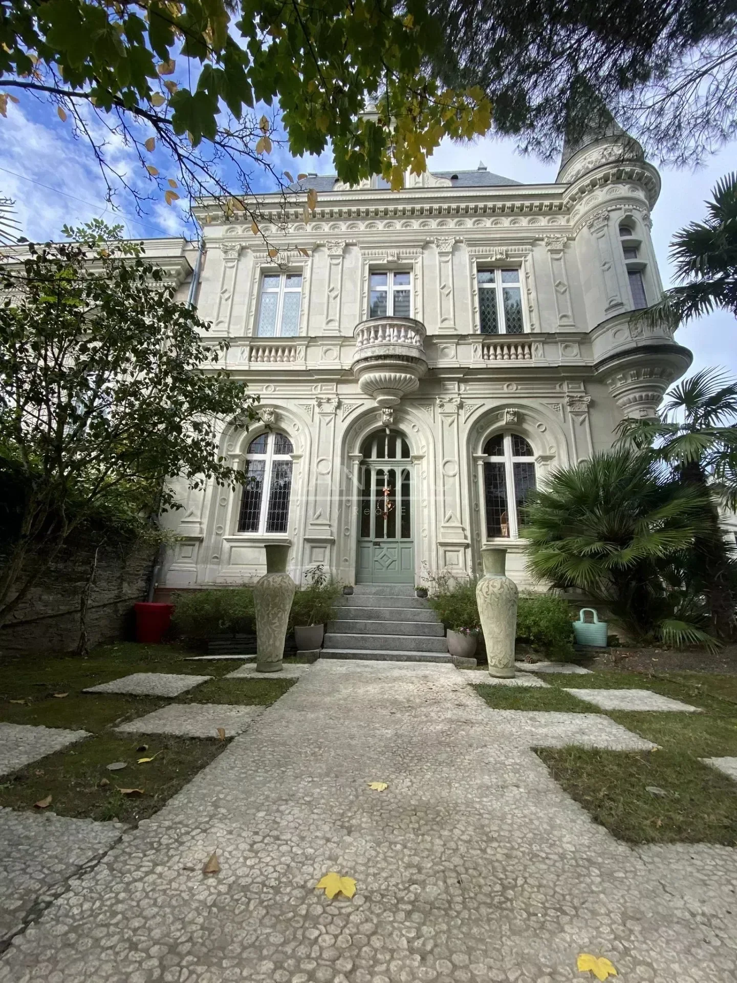 Exterior photo 3