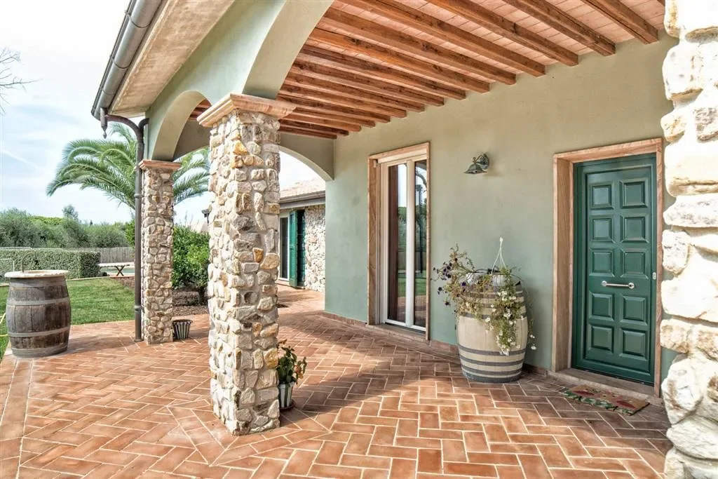 Exterior photo 4