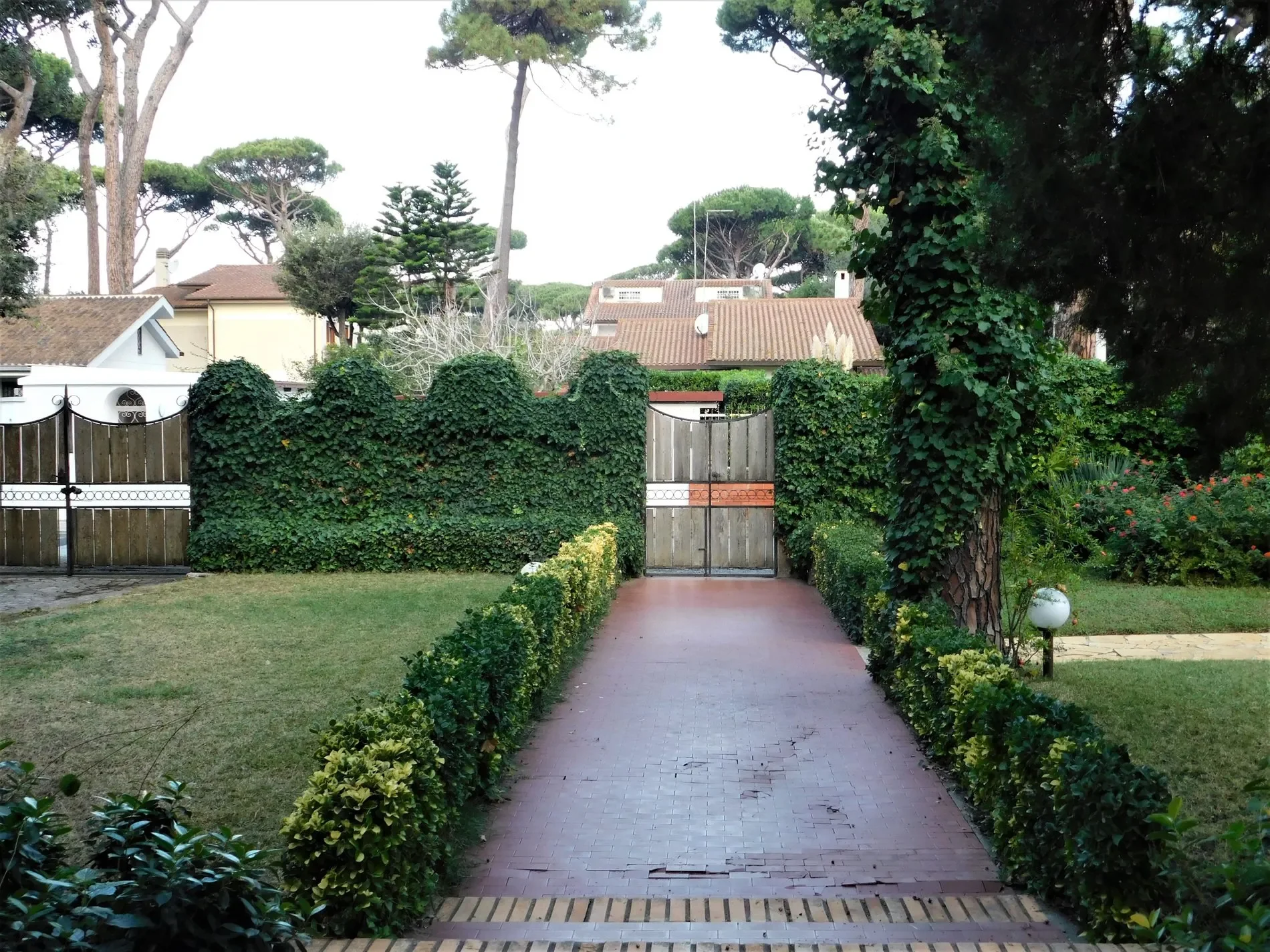 Exterior photo 5