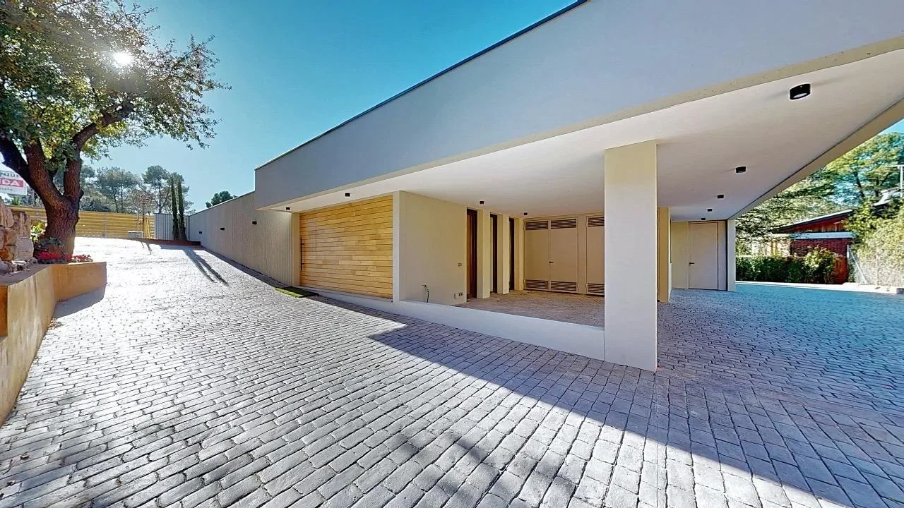 Exterior photo 5