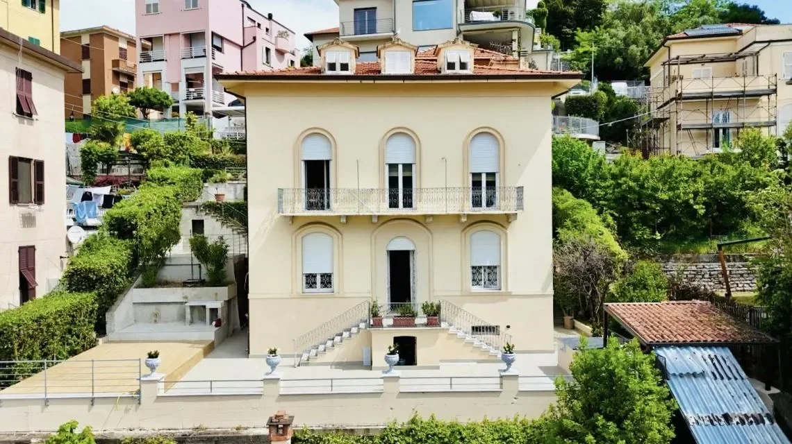 Exterior photo 4