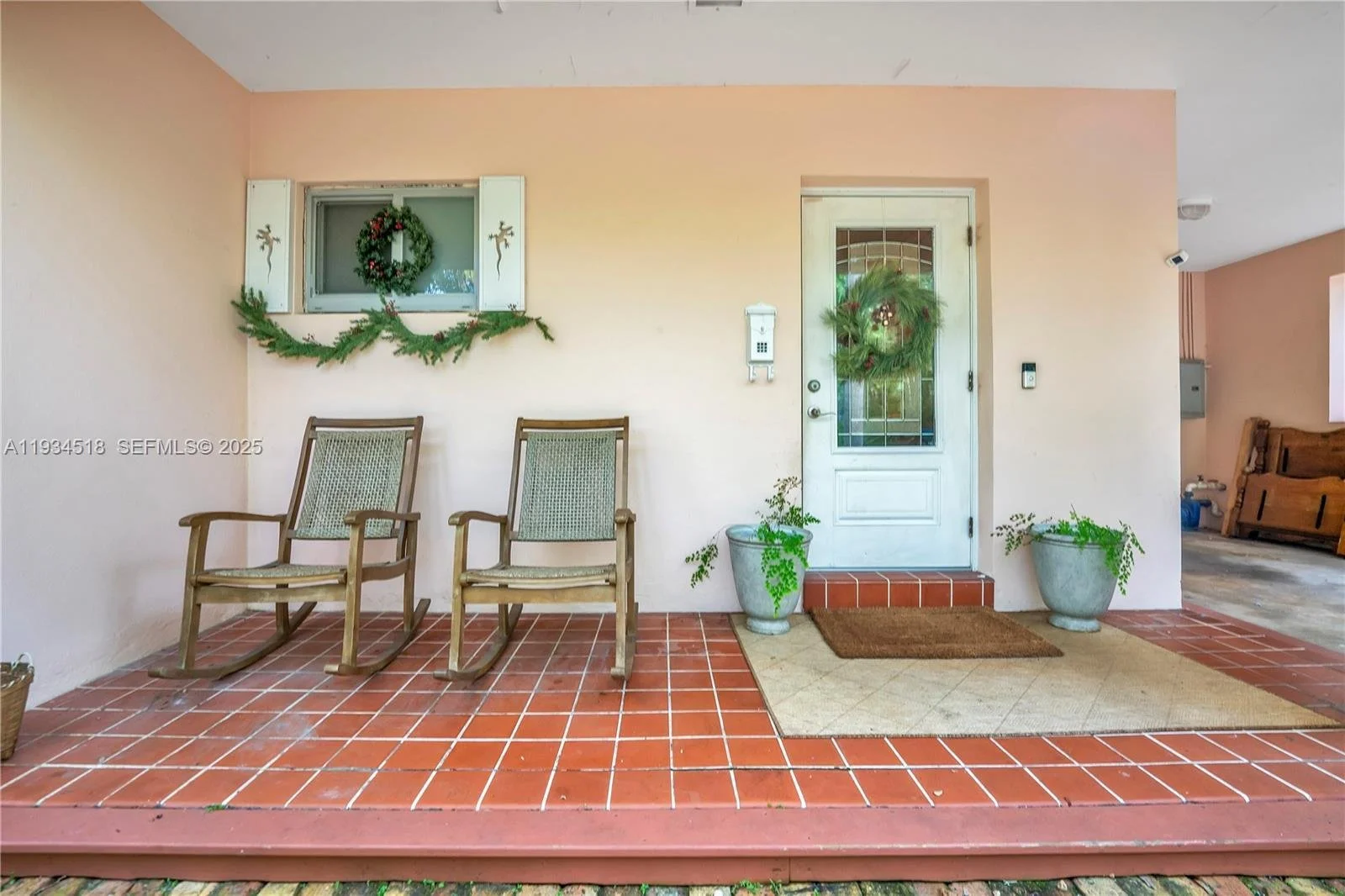 Exterior photo 4