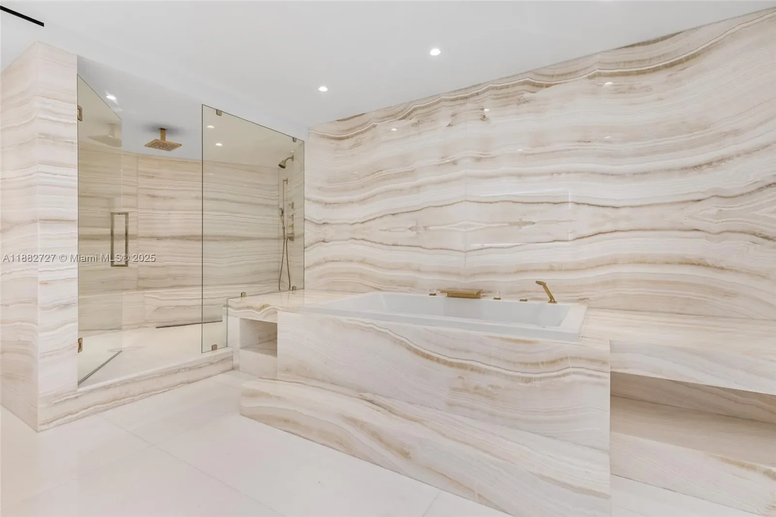 300 S Pointe Dr PH-5, Miami Beach, Florida, United States. - Photo 34
