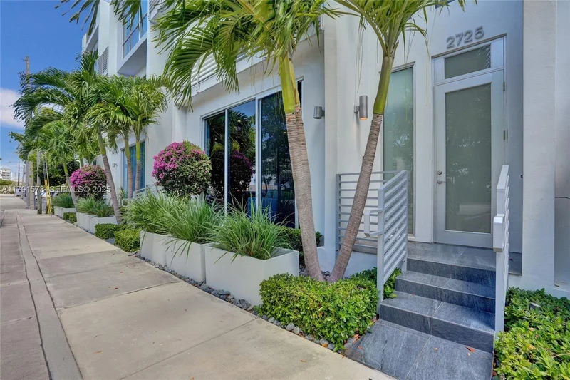 2725 NE 1st St, Hillsboro Beach, Florida, United States. - Photo 9