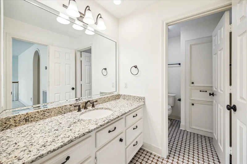 30 Halfmoon Court, The Woodlands, Texas, United States. - Photo 2