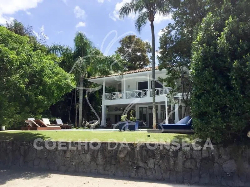 Spectacular beachfront house in Iporanga