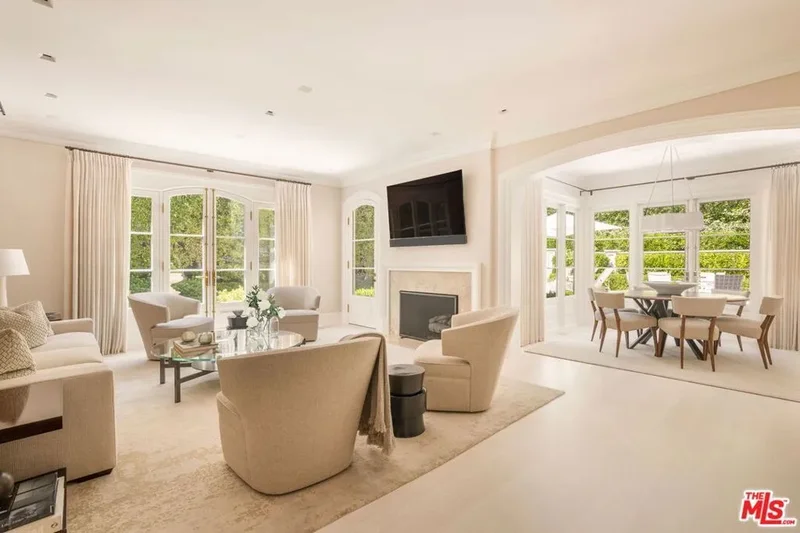 2401 Bowmont Drive, Beverly Hills, California, United States. - Photo 17