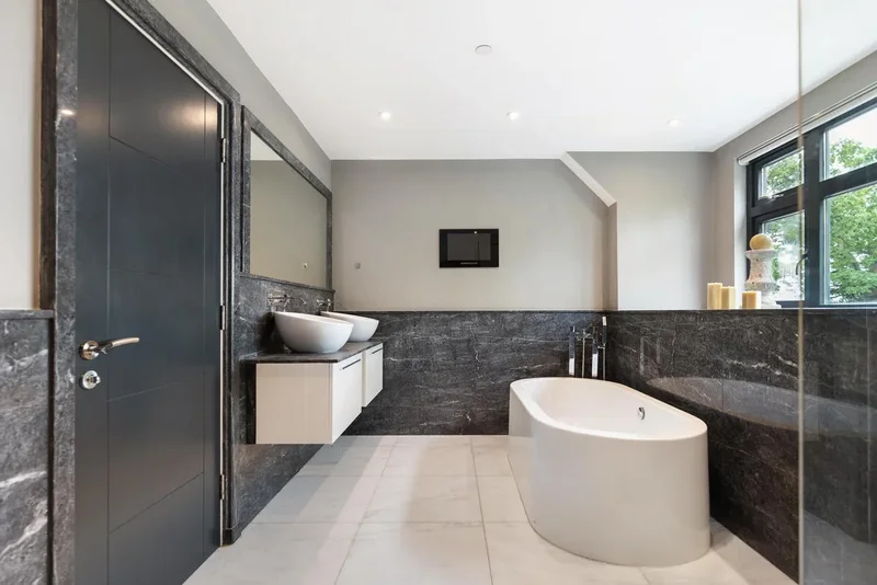 Fairmile Lane, Cobham, England, United Kingdom. - Photo 19
