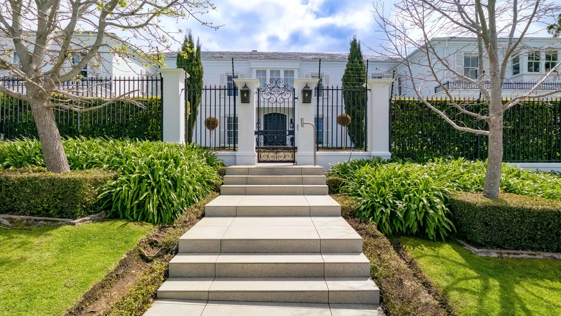 Exterior photo 4