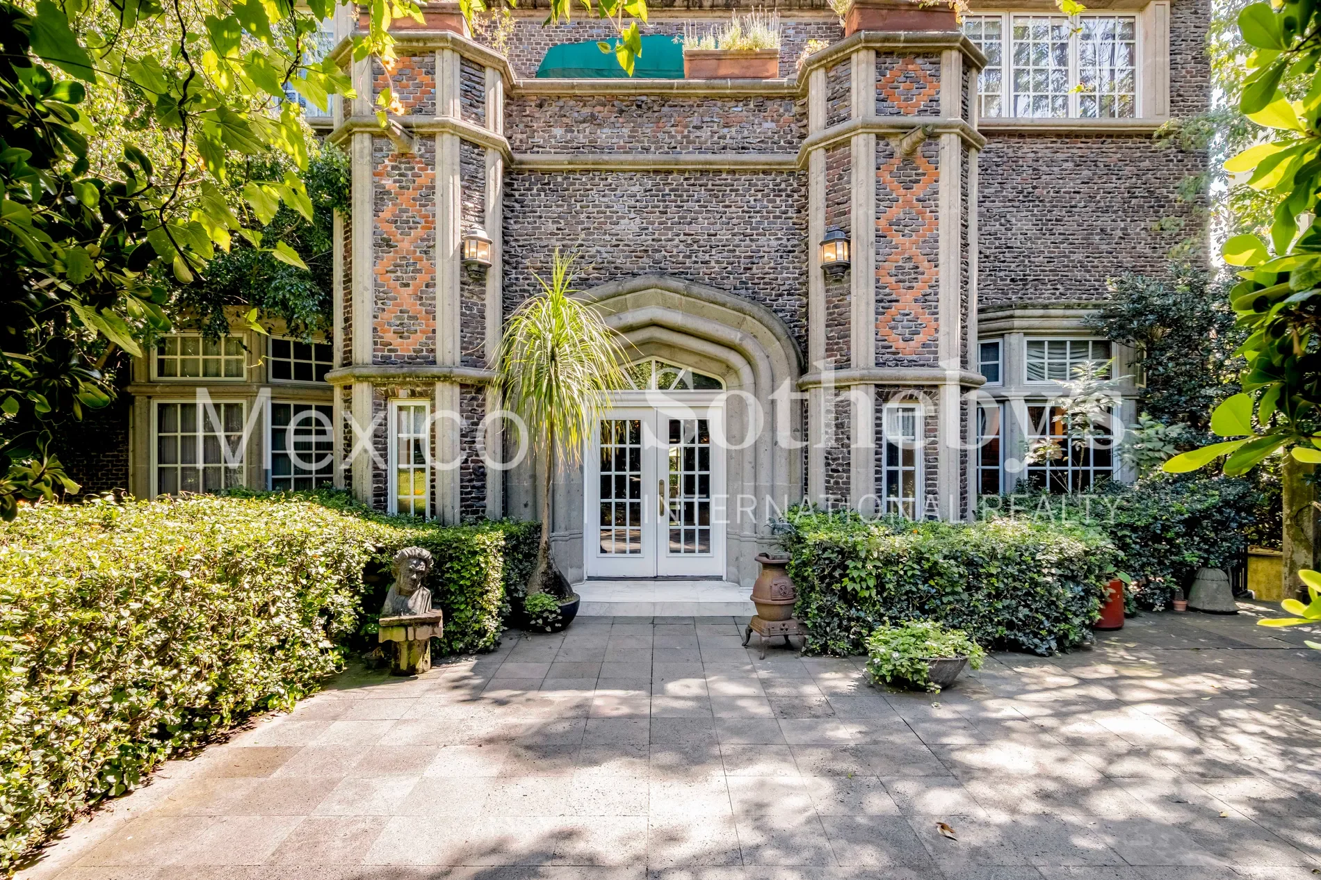 Exterior photo 2