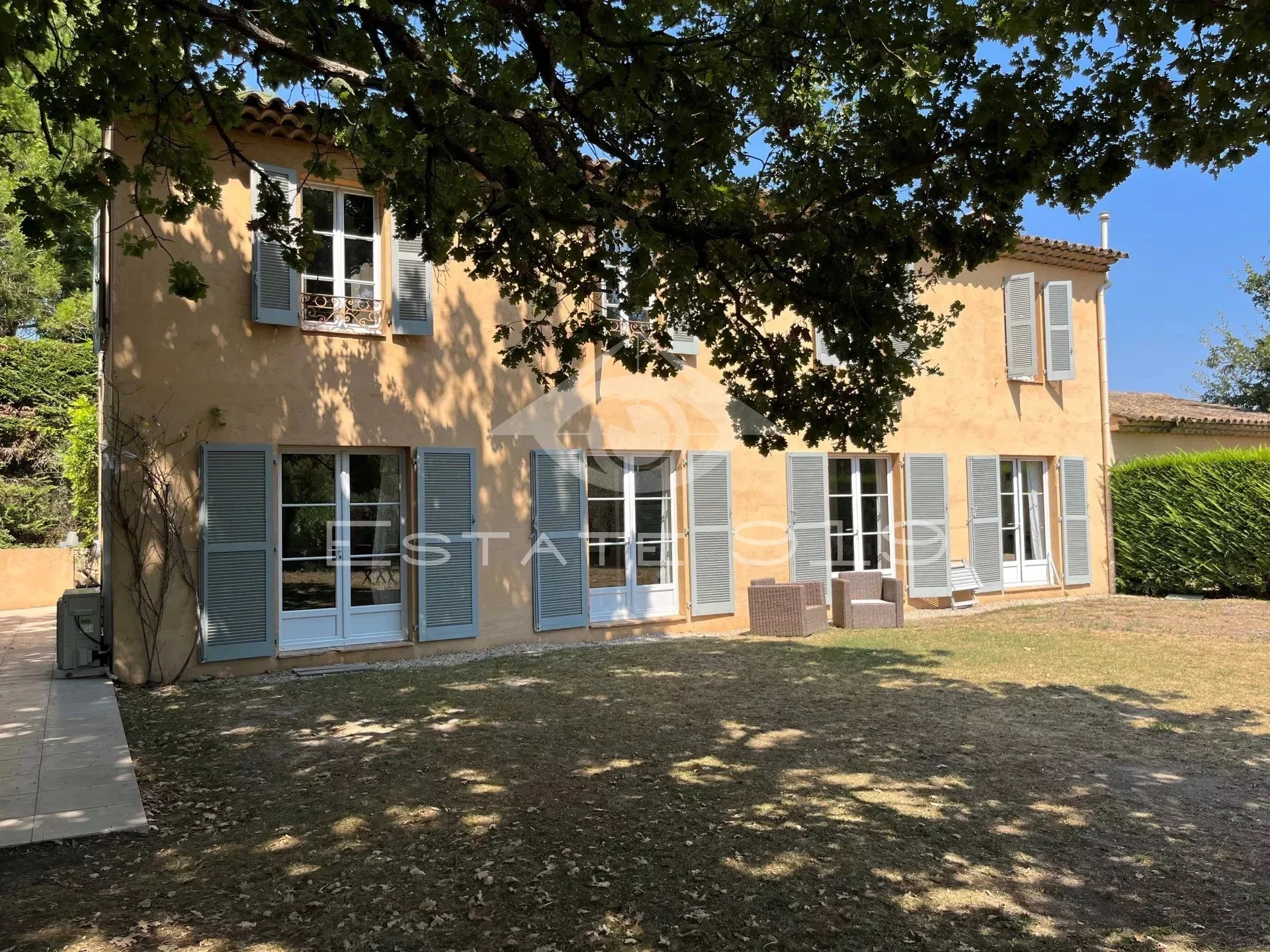 Exterior photo 2