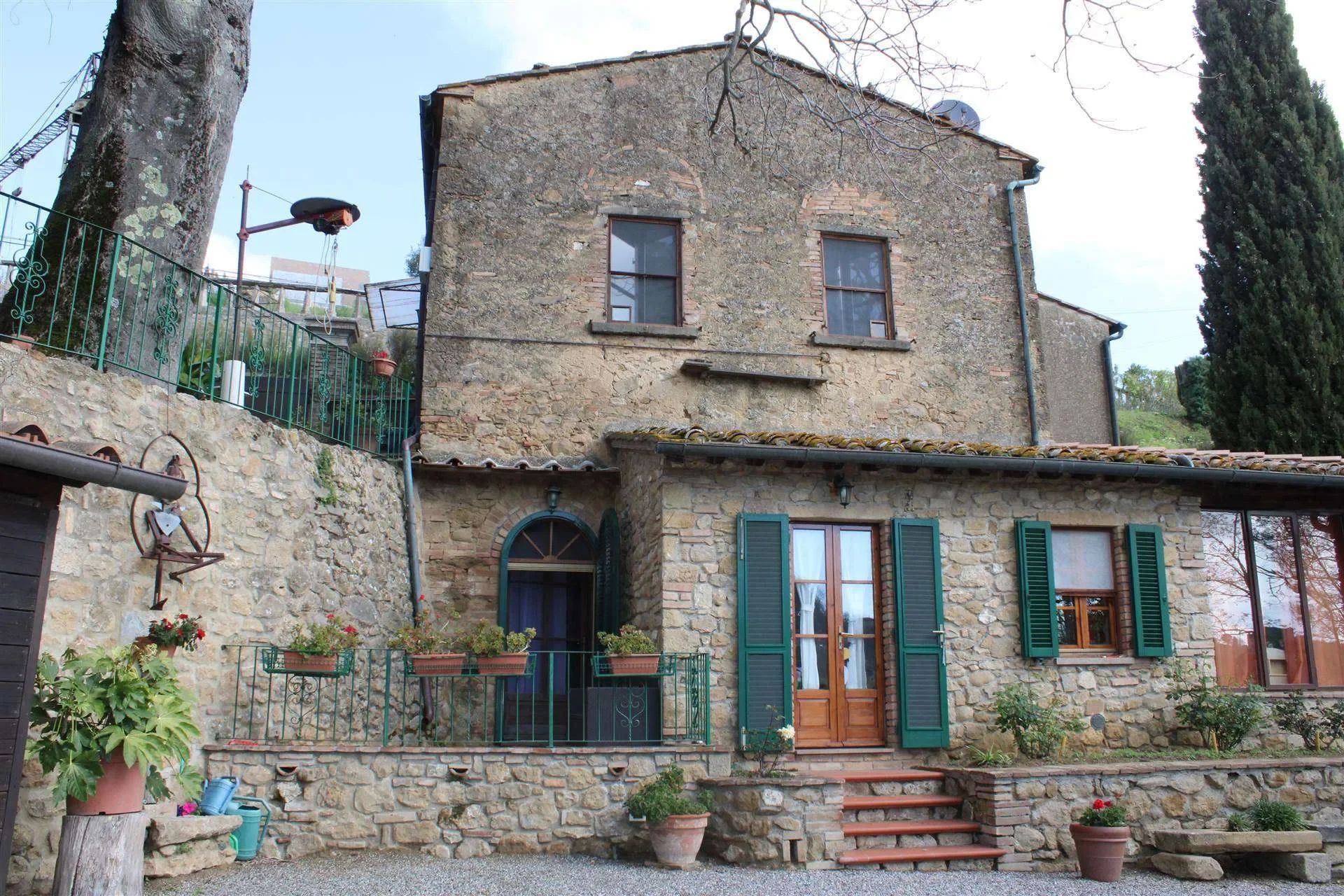 Exterior photo 5