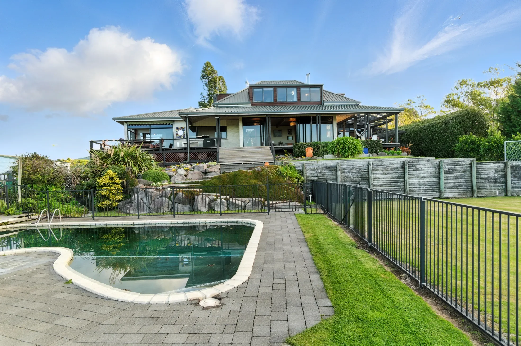 Exterior photo 4