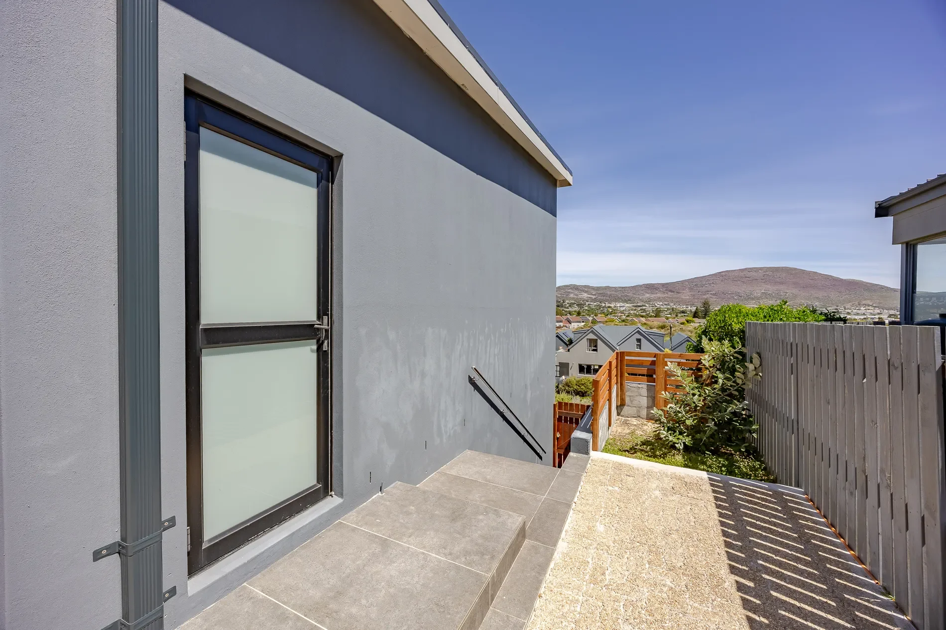 Exterior photo 5