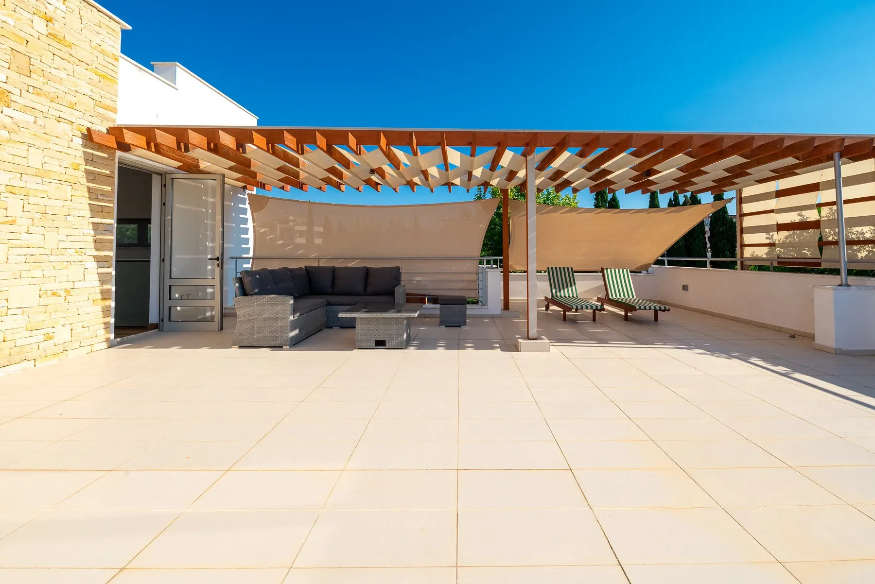 Exterior photo 4