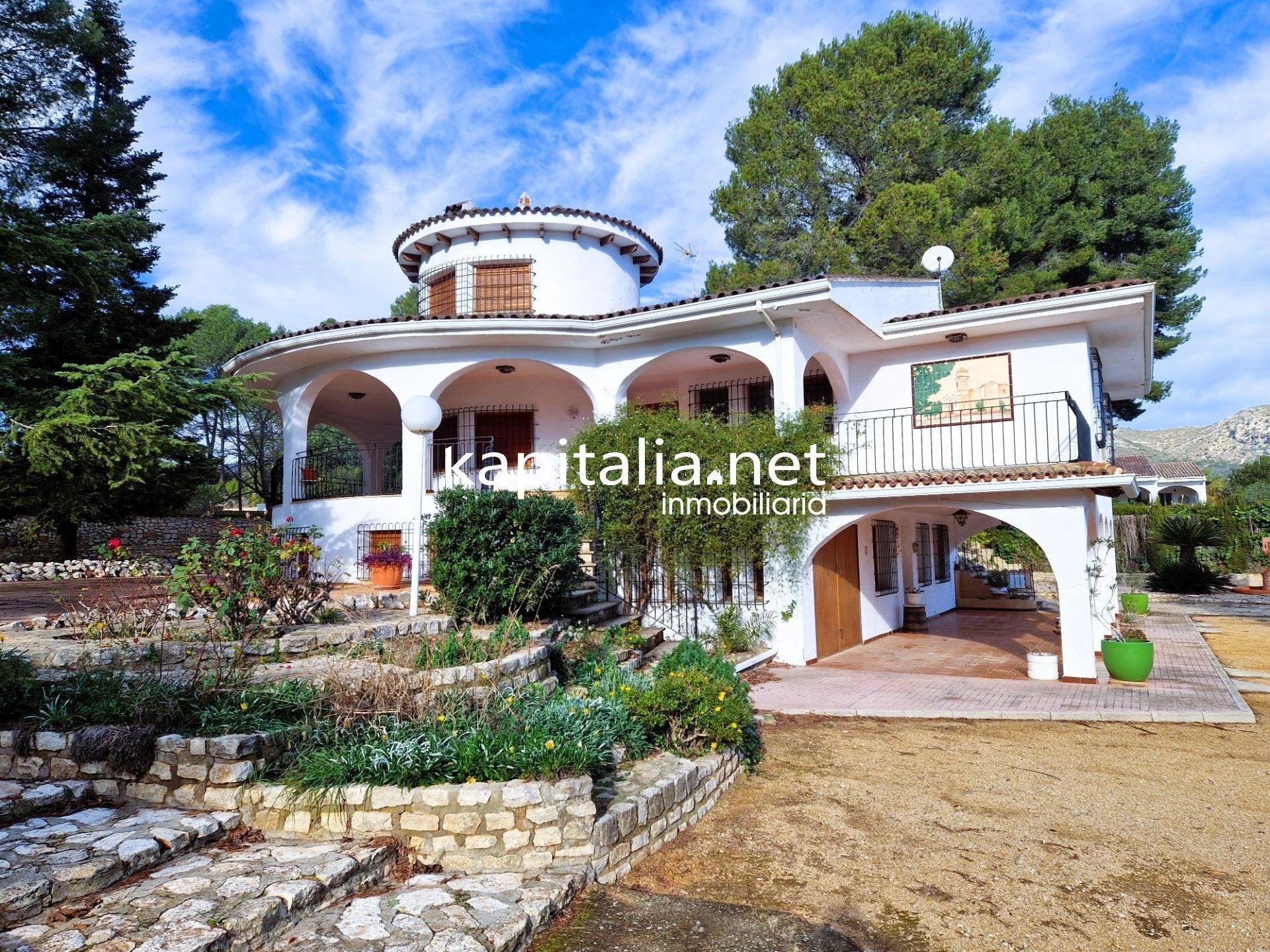 Exterior photo 2