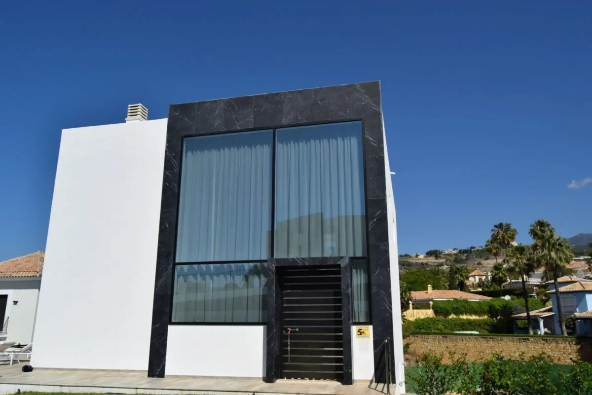 Exterior photo 4