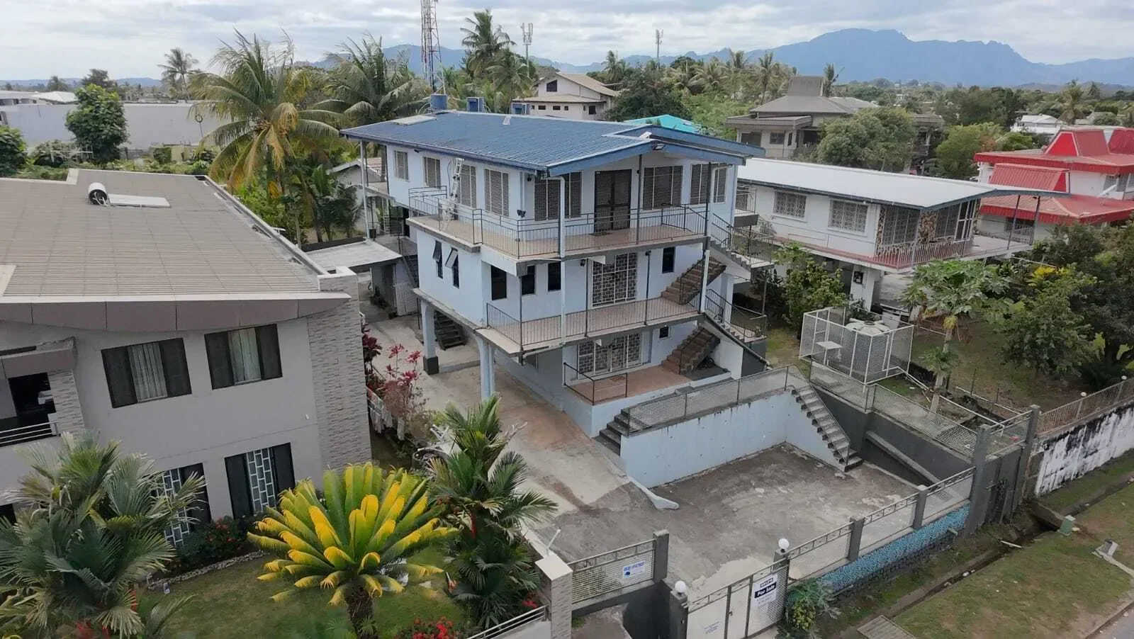 Exterior photo 6