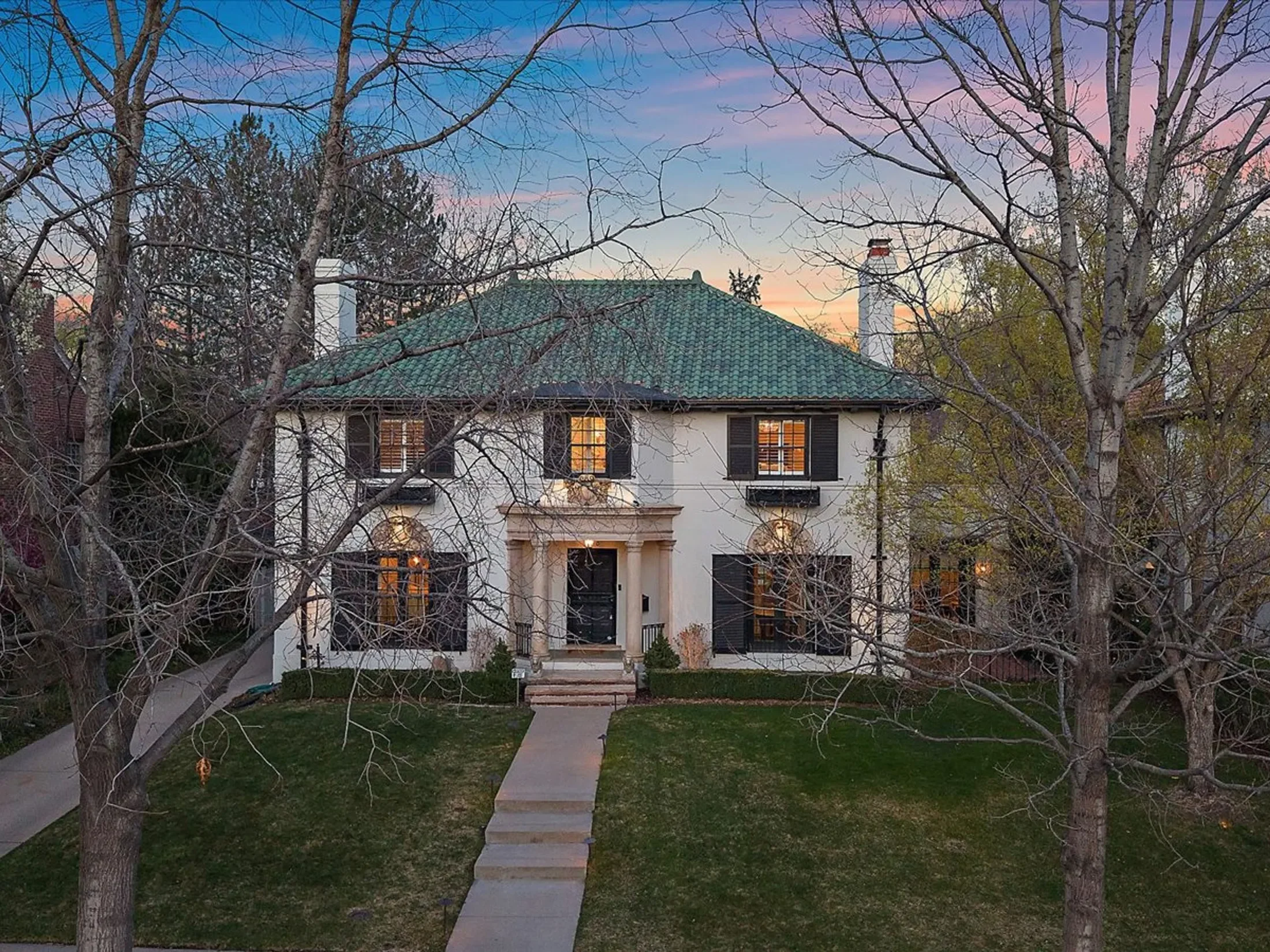 Exterior photo 1