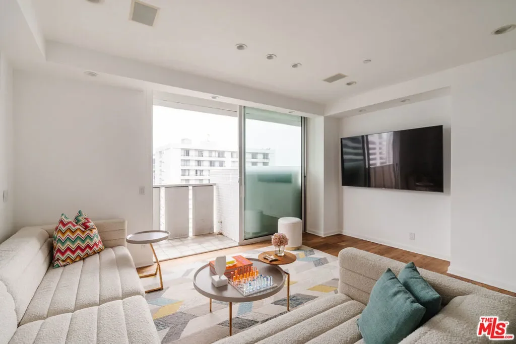 10375 Wilshire Boulevard 11H, Los Angeles, California, United States. - Photo 14
