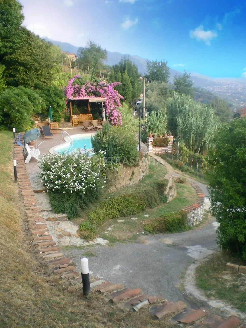 Exterior photo 6