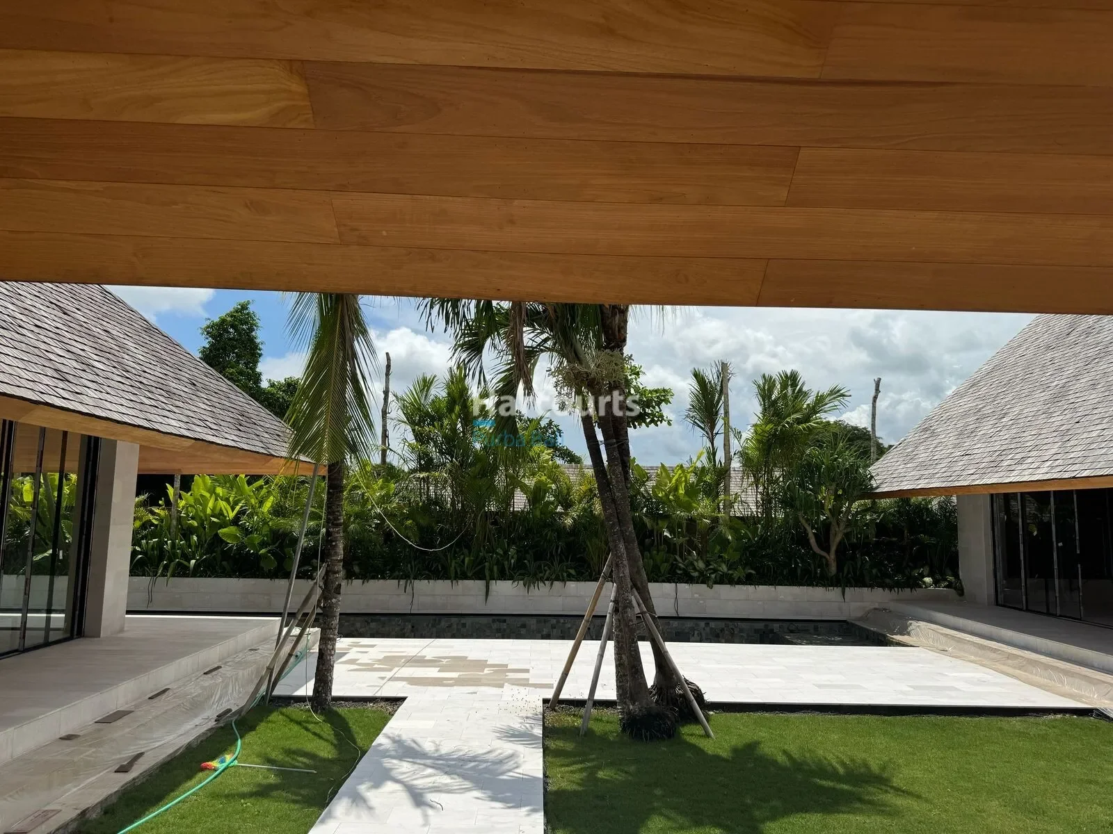 Exterior photo 6