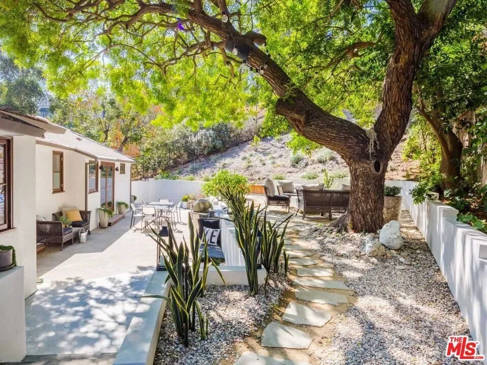 3279 Ledgewood Drive, Los Angeles, California, United States. - Photo 12