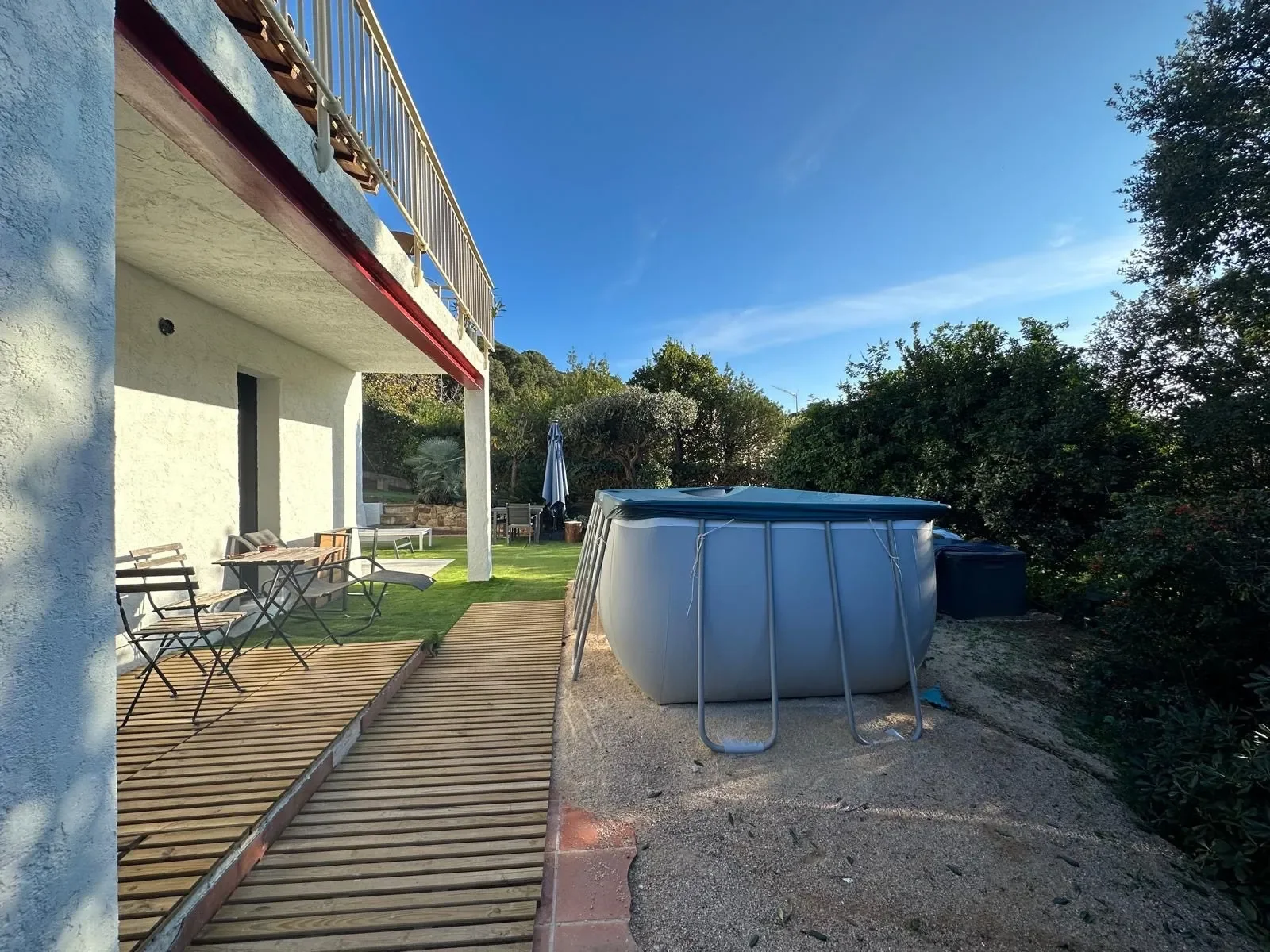 Exterior photo 6