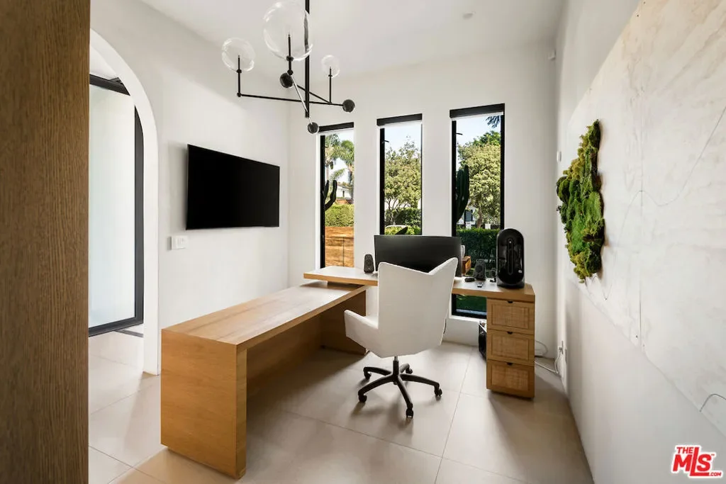 839 N Genesee Avenue, Los Angeles, California, United States. - Photo 19